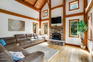 Istumisnurk majutusasutuses Bainbridge Island Timber Retreat & Guest Suite