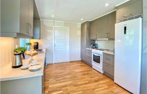 Dapur atau dapur kecil di Amazing Home In Lunde With Wifi