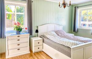 1 dormitorio con 1 cama, vestidor y ventanas en Amazing Home In Lunde With House A Panoramic View en Lunde