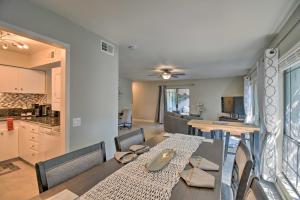 Χώρος καθιστικού στο Sleek Phoenix Condo Walk to Biltmore Fashion Park