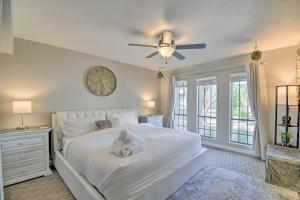 Ένα ή περισσότερα κρεβάτια σε δωμάτιο στο Sleek Phoenix Condo Walk to Biltmore Fashion Park +33 φωτογραφίες