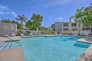Πισίνα στο ή κοντά στο Sleek Phoenix Condo Walk to Biltmore Fashion Park