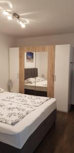 1 dormitorio con 1 cama grande en una habitación en Apartman Prestige, en Pašman
