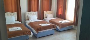 a room with two twin beds with towels on them at Nemrut Güneş Motel in Yandere