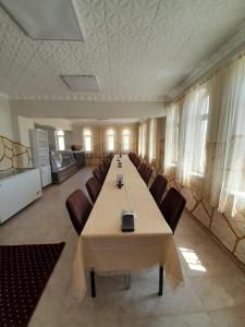 uma grande sala de conferências com uma mesa longa e cadeiras em Nemrut Güneş Motel em Yandere