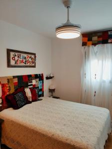 Postel nebo postele na pokoji v ubytování ACOGEDOR ÁTICO DÚPLEX EN TREMP + 37 fotografií