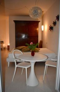 uma mesa branca com um vaso em cima numa sala em Casa Pellegrino em Polignano a Mare