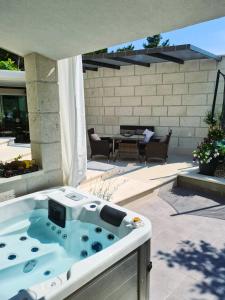 Der Swimmingpool an oder in der Nähe von Villa Biston