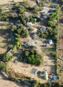 - une vue aérienne sur un parc planté d'arbres et de rochers dans l'établissement Camping Brizi, à Supetar