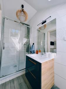 W łazience znajduje się umywalka i prysznic. w obiekcie Leśny Zakątek Borkowo w mieście Borkowo