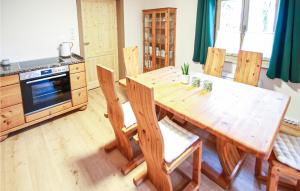 uma mesa de madeira e cadeiras numa cozinha em Ferienhaus Im Suedburgenland em Eisenberg an der Pinka