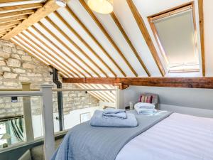 1 dormitorio con cama y ventana en Cottage Anton, en Fylingdales