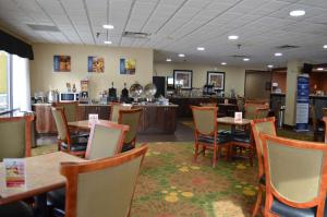 un comedor con mesas y sillas en un restaurante en Best Western Classic Inn, en Richmond