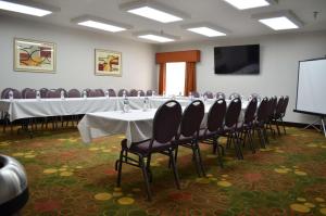 una sala de conferencias con una mesa larga y sillas en Best Western Classic Inn, en Richmond