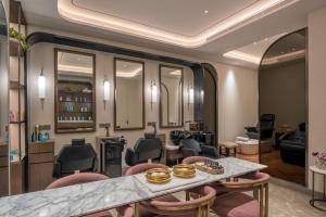 Posezení v ubytování Radisson Blu Hotel & Spa, Nashik