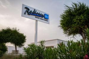 Radisson Blu Resort, Saidia Garden的证书、奖牌、标识或其他文件