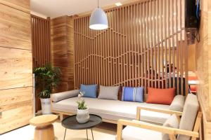 un sofá en una habitación con paredes de madera en Holiday Inn Express Jiuzhaigou, an IHG Hotel, en Jiuzhaigou