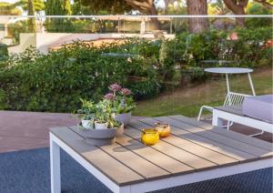 un tavolo in legno con due candele e fiori su un patio di Algarve Vale Lobo Golf&Beach with Private Pool I a Vale do Lobo