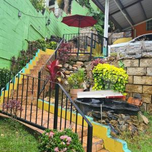 einen Garten mit einem Haufen Pflanzen und einem Regenschirm in der Unterkunft Mountain Palace in Guarata