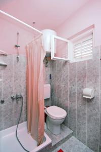 Et badeværelse på Family-friendly apartments with swimming pool Supetarska Draga - Donja, Rab - 2019