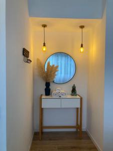 Zimmer mit einem Tisch und einem Spiegel an der Wand in der Unterkunft CASA MIA bednbreakfast in Colonia del Sacramento