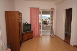 TV a/nebo společenská místnost v ubytování Apartment Supetarska Draga - Donja 2013b