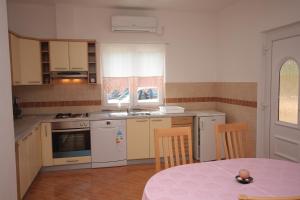 Kuchyň nebo kuchyňský kout v ubytování Apartment Supetarska Draga - Donja 2013b