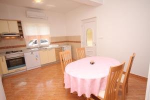 Kuchyň nebo kuchyňský kout v ubytování Apartment Supetarska Draga - Donja 2013b