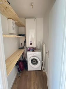 a small laundry room with a washer and dryer at Marina appartement sur l’eau in Le Grau-du-Roi