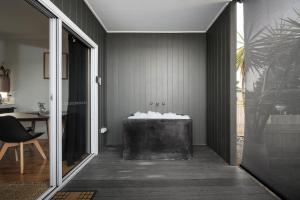 a bathroom with a bath tub in a room at Church Lane Accommodation, Milawa. in Milawa