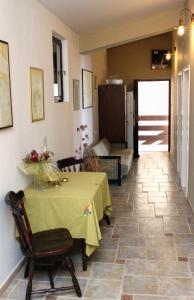 a dining room with a table with a green table cloth at Studio Pisak 1070b in Mimice