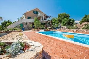Bazén v ubytování Family friendly apartments with a swimming pool Cove Osibova, Brac - 2172 nebo v jeho okolí