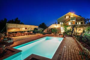 Bazén v ubytování Family friendly apartments with a swimming pool Cove Osibova, Brac - 2172 nebo v jeho okolí