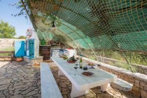 Zahrada ubytování Family friendly apartments with a swimming pool Cove Osibova, Brac - 2172