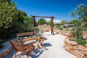 Zahrada ubytování Family friendly apartments with a swimming pool Cove Osibova, Brac - 2172