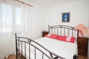 Postel nebo postele na pokoji v ubytování Family friendly apartments with a swimming pool Cove Osibova, Brac - 2172