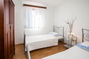 Postel nebo postele na pokoji v ubytování Family friendly apartments with a swimming pool Cove Osibova, Brac - 2172