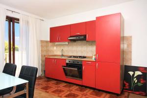 Kuchyň nebo kuchyňský kout v ubytování Family friendly apartments with a swimming pool Cove Osibova, Brac - 2172