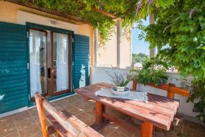 Patio nebo venkovní prostory v ubytování Family friendly apartments with a swimming pool Cove Osibova, Brac - 2172