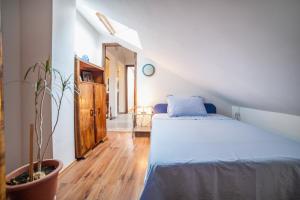 Postel nebo postele na pokoji v ubytování Family friendly apartments with a swimming pool Cove Osibova, Brac - 2172