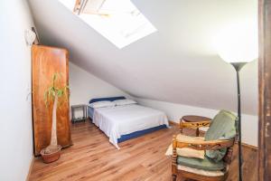 Postel nebo postele na pokoji v ubytování Family friendly apartments with a swimming pool Cove Osibova, Brac - 2172