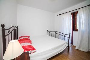 Postel nebo postele na pokoji v ubytování Family friendly apartments with a swimming pool Cove Osibova, Brac - 2172