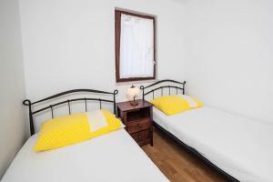 Postel nebo postele na pokoji v ubytování Family friendly apartments with a swimming pool Cove Osibova, Brac - 2172