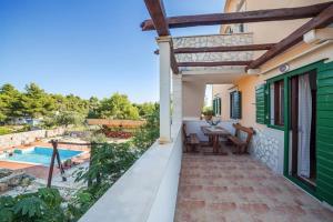 Bazén v ubytování Family friendly apartments with a swimming pool Cove Osibova, Brac - 2172 nebo v jeho okolí