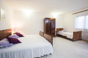 Postel nebo postele na pokoji v ubytování Family friendly apartments with a swimming pool Cove Osibova, Brac - 2172