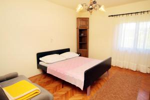 Giường trong phòng chung tại Apartment Sucuraj 4029e