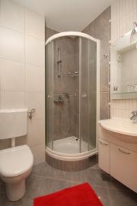 W łazience znajduje się prysznic, toaleta i umywalka. w obiekcie Apartments with a parking space Makarska - 3751 w Makarskiej