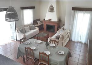 sala de estar con mesa y sofá en Casinha da Colina, en Alfândega da Fé