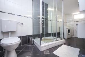 Kúpeľňa v ubytovaní Apartments by the sea Rogoznica - 1087
