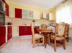 Kuchyňa alebo kuchynka v ubytovaní Apartments by the sea Rogoznica - 1087 + 34 fotografií